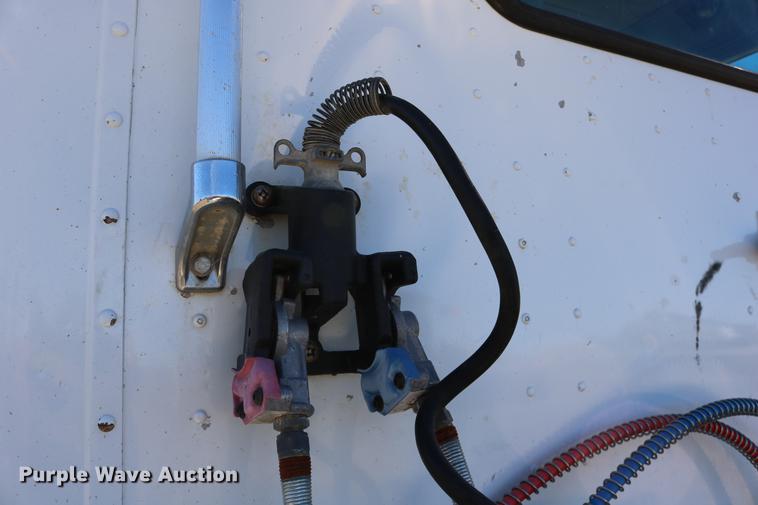 image for item DD0009 1995 International 9400 semi truck