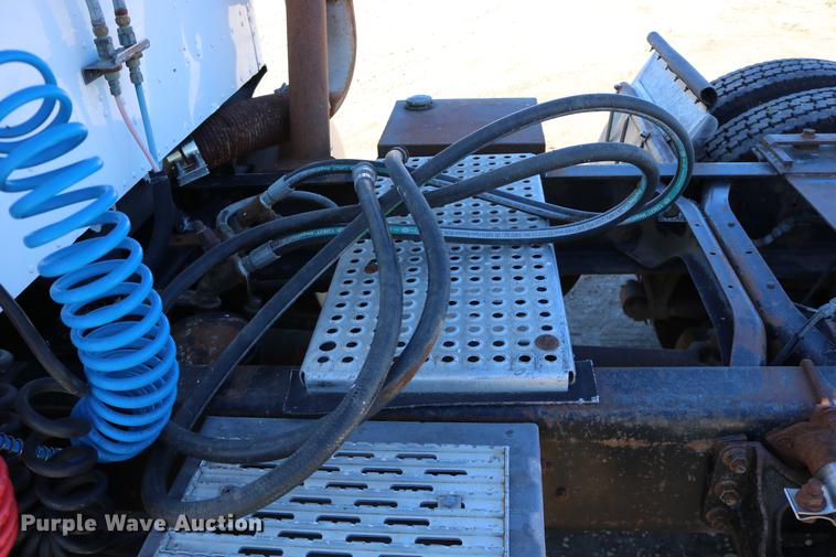 image for item DD0009 1995 International 9400 semi truck