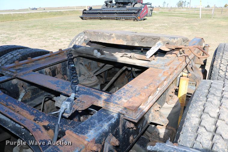 image for item DD0009 1995 International 9400 semi truck