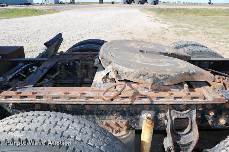 image for item DD0009 1995 International 9400 semi truck