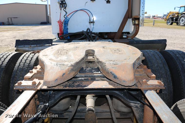 image for item DD0009 1995 International 9400 semi truck