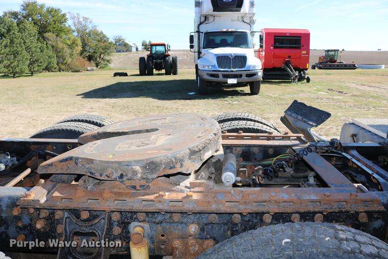 image for item DD0009 1995 International 9400 semi truck