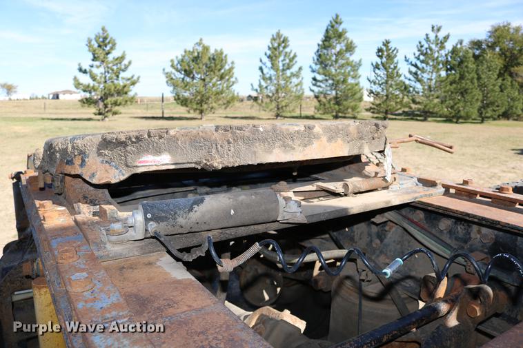 image for item DD0009 1995 International 9400 semi truck