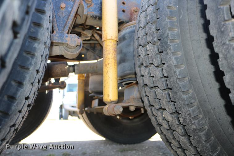 image for item DD0009 1995 International 9400 semi truck