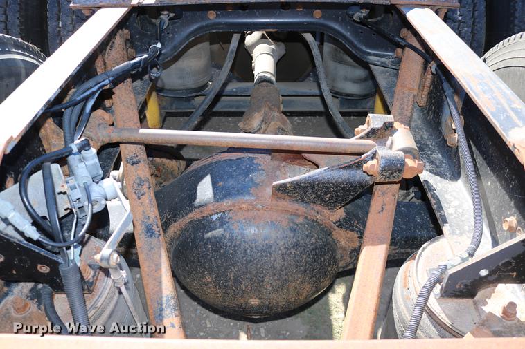 image for item DD0009 1995 International 9400 semi truck