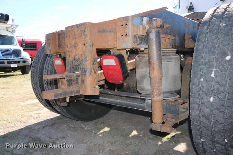 image for item DD0009 1995 International 9400 semi truck