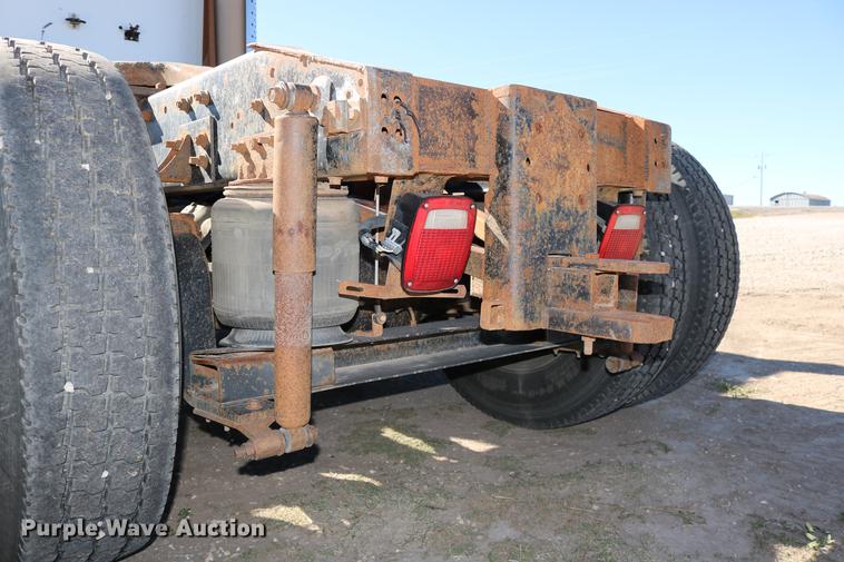 image for item DD0009 1995 International 9400 semi truck