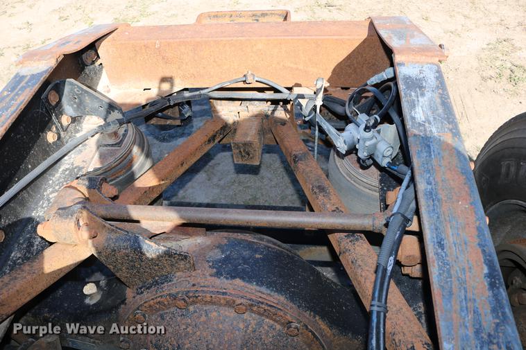 image for item DD0009 1995 International 9400 semi truck