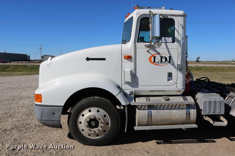 image for item DD0009 1995 International 9400 semi truck