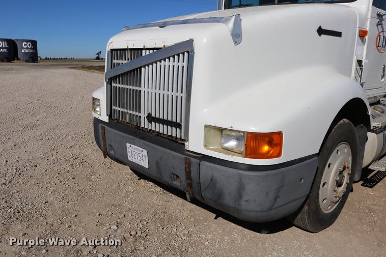 image for item DD0009 1995 International 9400 semi truck