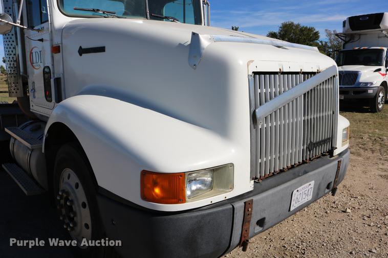 image for item DD0009 1995 International 9400 semi truck