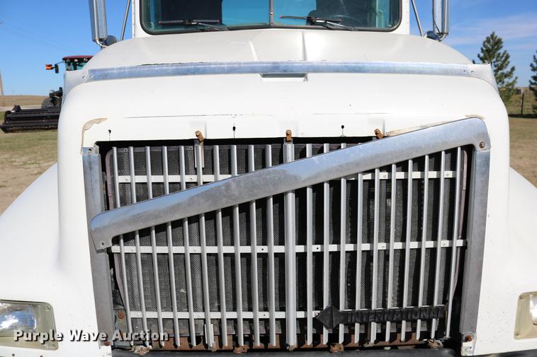 image for item DD0009 1995 International 9400 semi truck