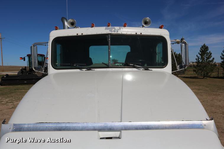 image for item DD0009 1995 International 9400 semi truck