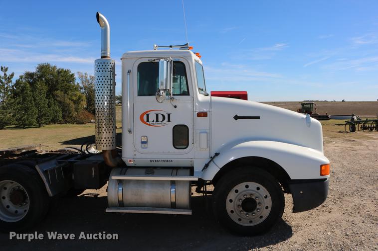 image for item DD0009 1995 International 9400 semi truck