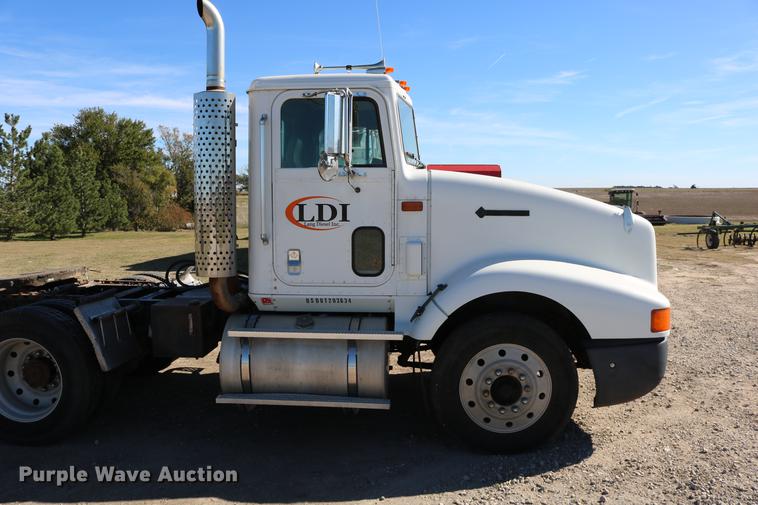 image for item DD0009 1995 International 9400 semi truck