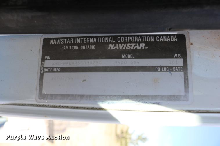 image for item DD0009 1995 International 9400 semi truck