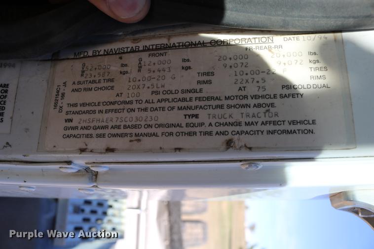 image for item DD0009 1995 International 9400 semi truck