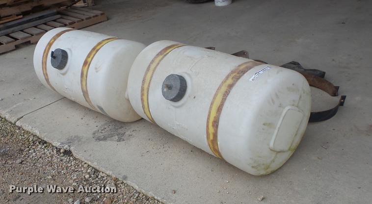 image for item DE9421 (2) poly tanks and brackets