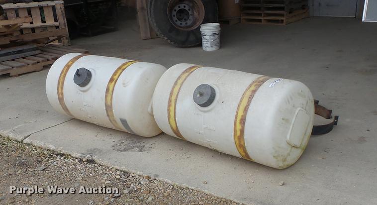 image for item DE9422 (2) poly tanks and brackets