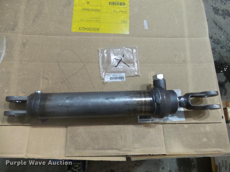 image for item J5429 (7) hydraulic cylinders
