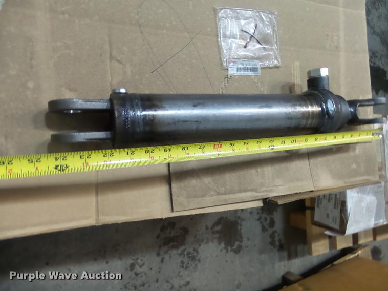 image for item J5429 (7) hydraulic cylinders