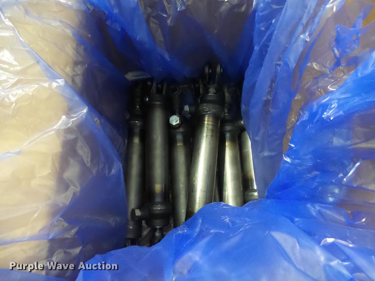 image for item J5429 (7) hydraulic cylinders