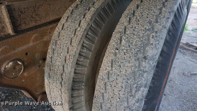 image for item DA1285 1983 Fruehauf FB9-F2-48 dry van trailer