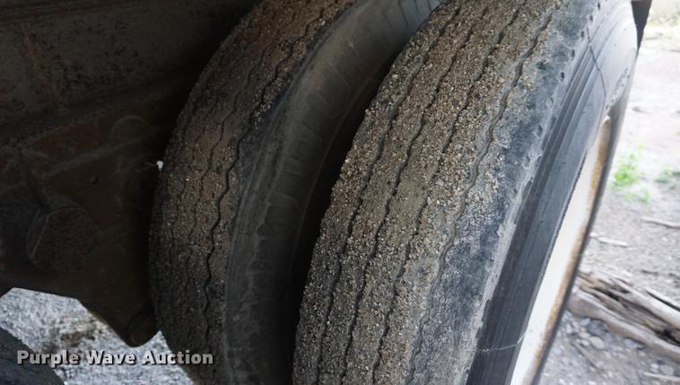 image for item DA1285 1983 Fruehauf FB9-F2-48 dry van trailer