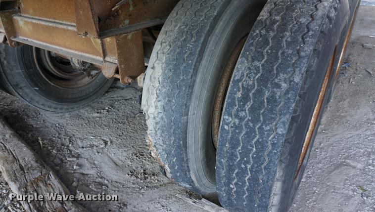 image for item DA1285 1983 Fruehauf FB9-F2-48 dry van trailer