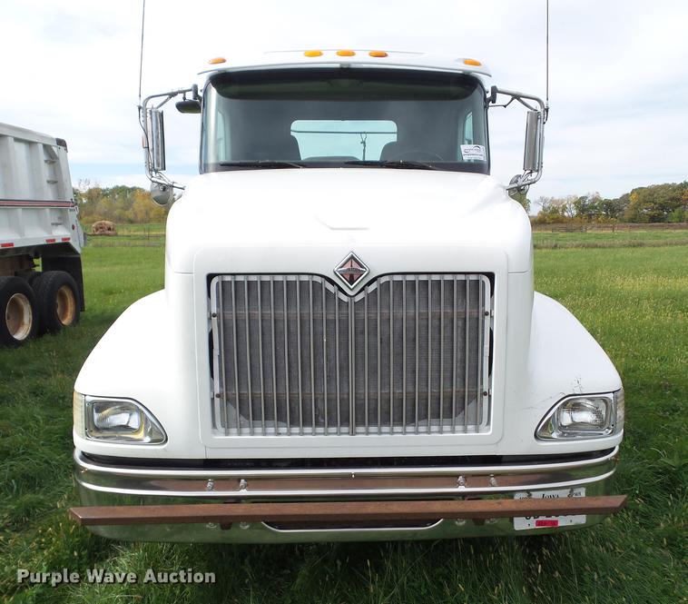 image for item DA7003 2005 International 9400i semi truck