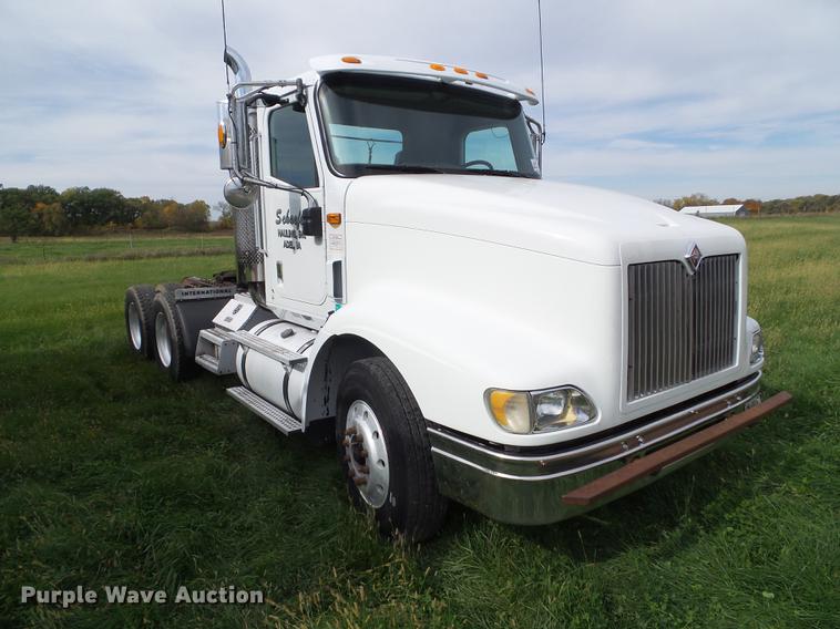 image for item DA7003 2005 International 9400i semi truck