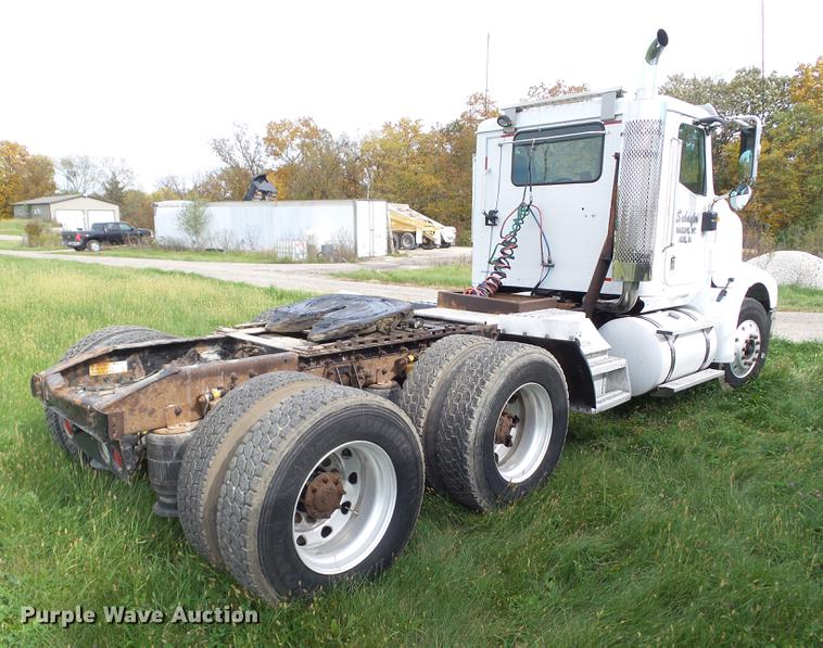 image for item DA7003 2005 International 9400i semi truck
