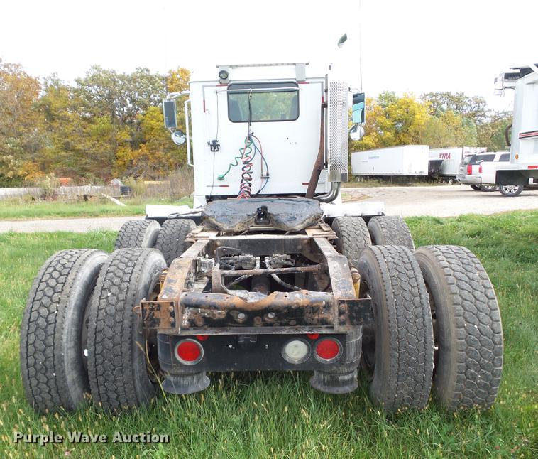 image for item DA7003 2005 International 9400i semi truck