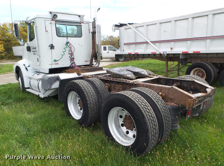 image for item DA7003 2005 International 9400i semi truck