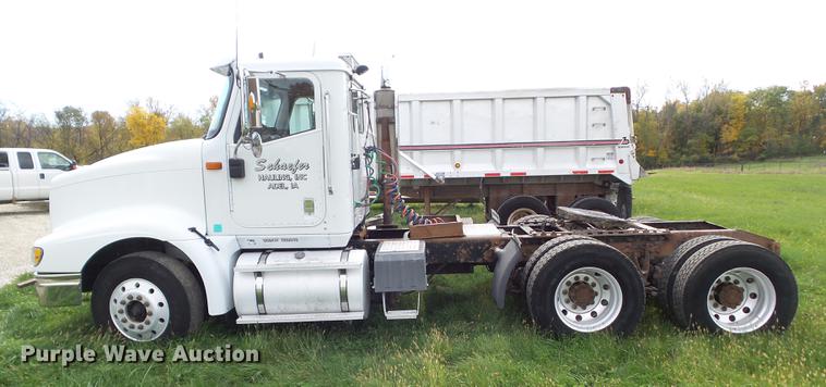 image for item DA7003 2005 International 9400i semi truck