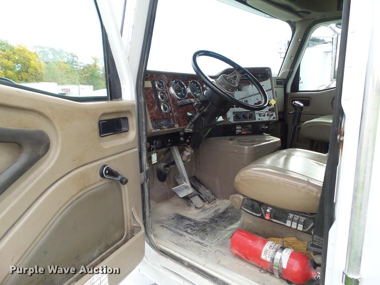 image for item DA7003 2005 International 9400i semi truck