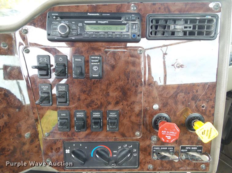 image for item DA7003 2005 International 9400i semi truck