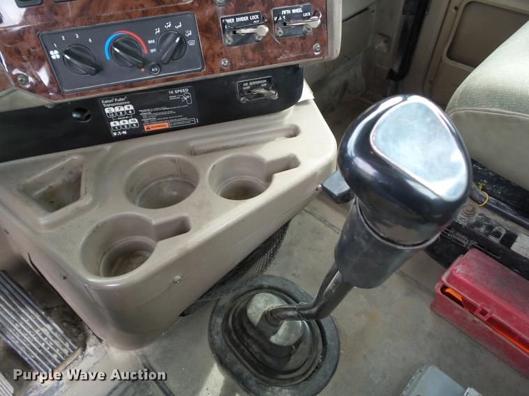 image for item DA7003 2005 International 9400i semi truck