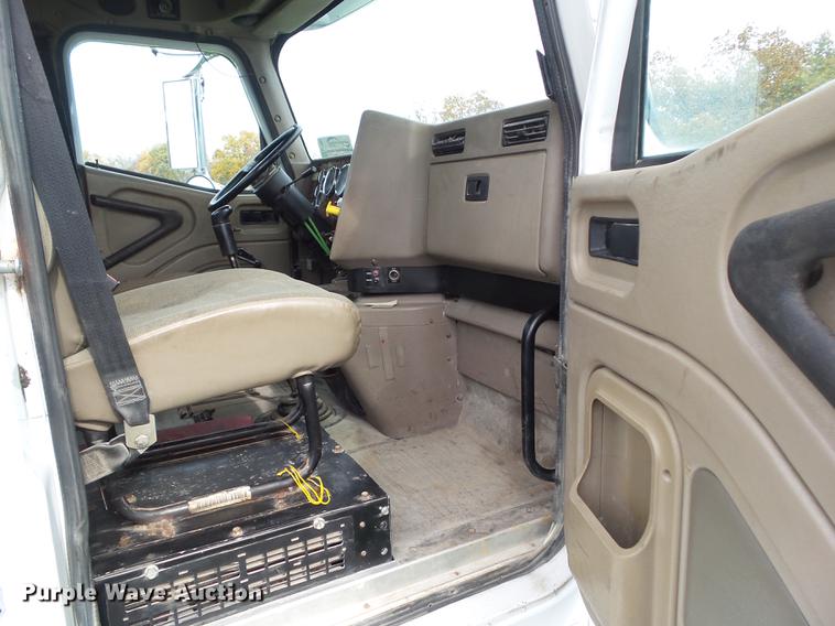 image for item DA7003 2005 International 9400i semi truck