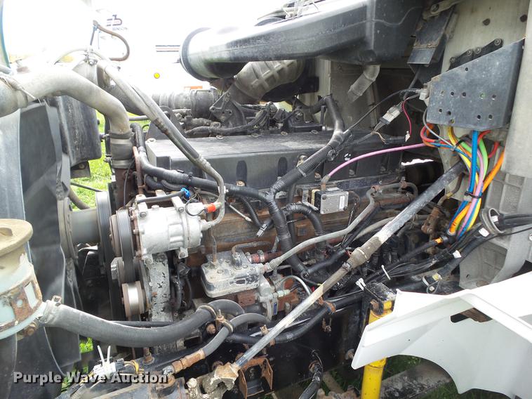 image for item DA7003 2005 International 9400i semi truck