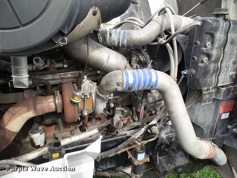 image for item DA7003 2005 International 9400i semi truck