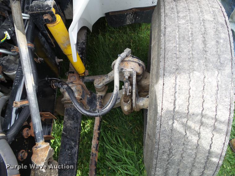 image for item DA7003 2005 International 9400i semi truck