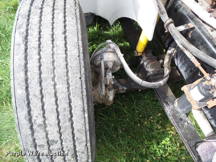 image for item DA7003 2005 International 9400i semi truck