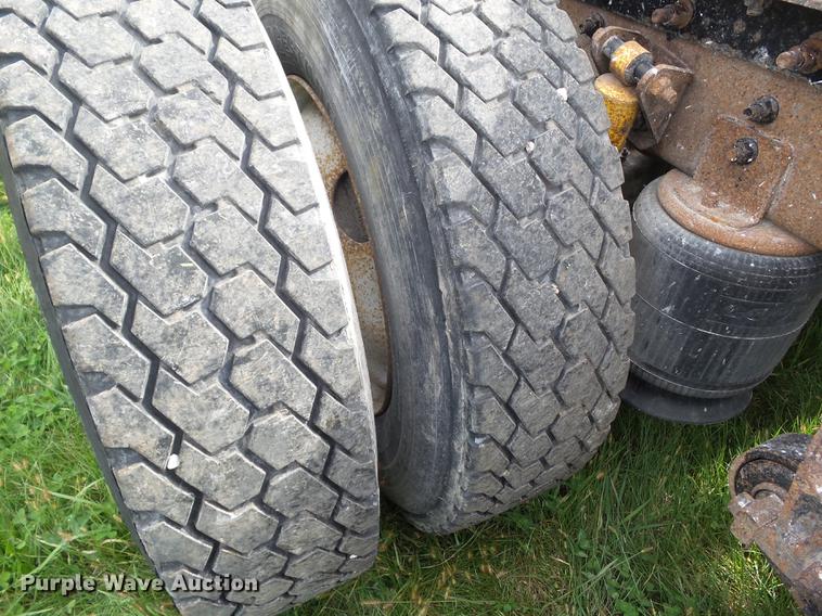 image for item DA7003 2005 International 9400i semi truck