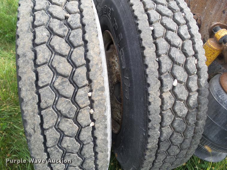 image for item DA7003 2005 International 9400i semi truck