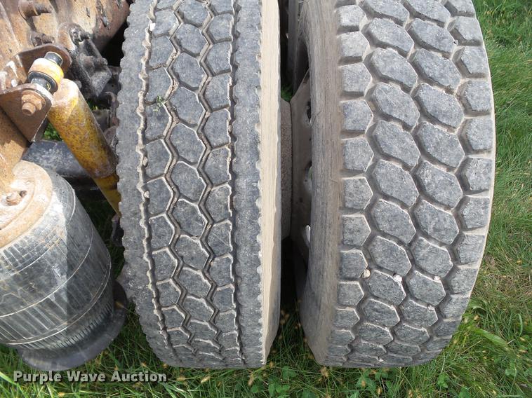 image for item DA7003 2005 International 9400i semi truck