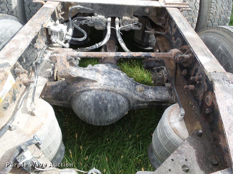 image for item DA7003 2005 International 9400i semi truck