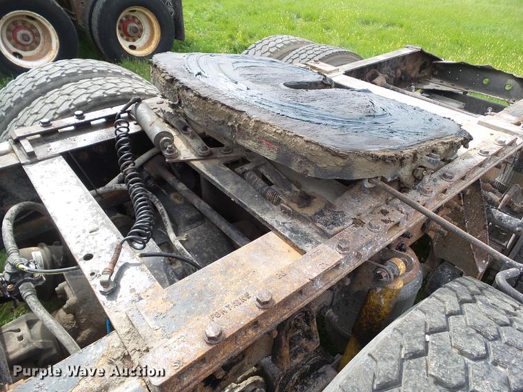 image for item DA7003 2005 International 9400i semi truck