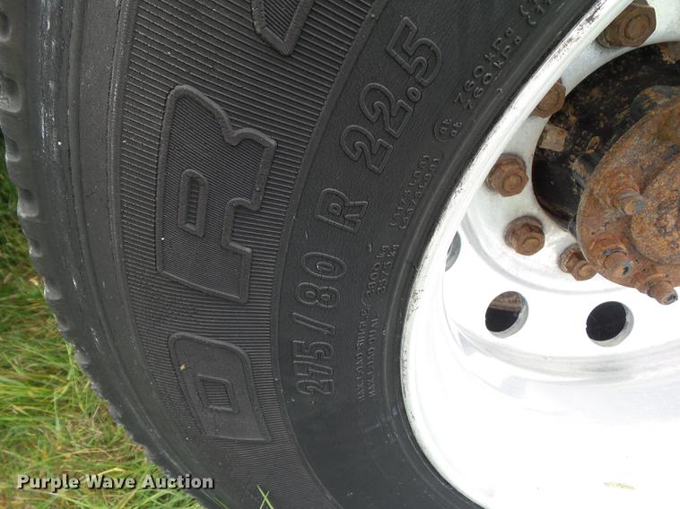 image for item DA7003 2005 International 9400i semi truck