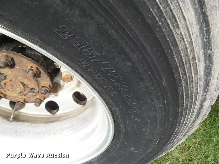 image for item DA7003 2005 International 9400i semi truck